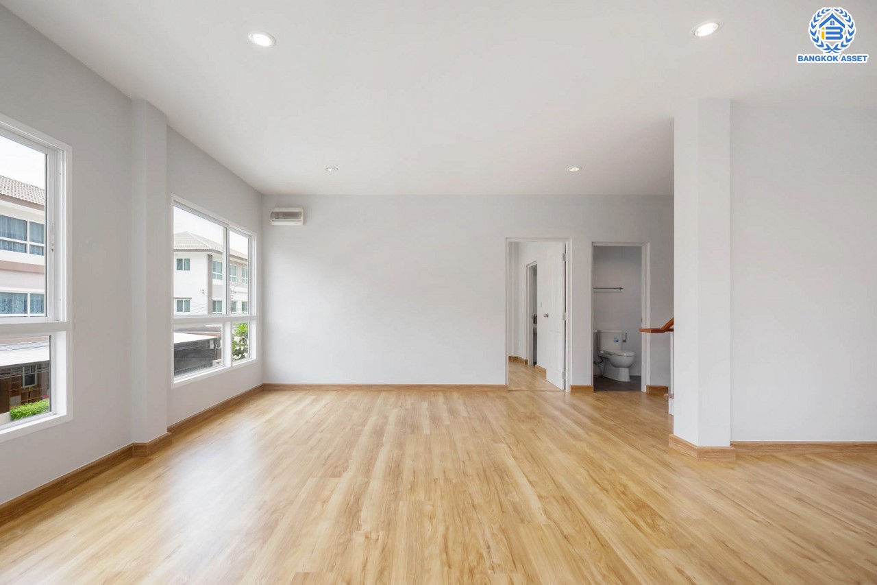 บ้านมือสองตกแต่งใหม่ ม.คาซ่าพรีเมี่ยม ราชพฤกษ์-พระราม5 บ้านเดี่ยวหลังใหญ่ 3 ชั้น แบรนด์ Q.House เนื้อที่ 50.4 ตร.ว. ดีไซน์ตอบทุกไลฟ์สไตล์ ฟังก์ชัน 3 ห้องนอนใหญ่ 4 ห้องน้ำ จอดรถได้ 4 คัน บนทำเลติดถนนใหญ่ เชื่อมต่อทุกเส้นทาง ใกล้ตลาดเจ้าพระยา ,เดอะวอล์ค ,ร.ร.เตรียมอุดมศึกษาฯ เซ็นทรัลเวสต์เกตและรถไฟฟ้า "สถานีบางพลู"